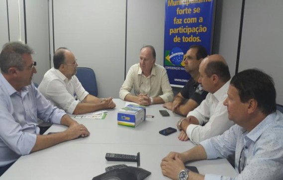 CONTAG apresenta para Confederação Nacional dos Municípios argumentos contra a retirada de direitos de trabalhadores(as) rurais